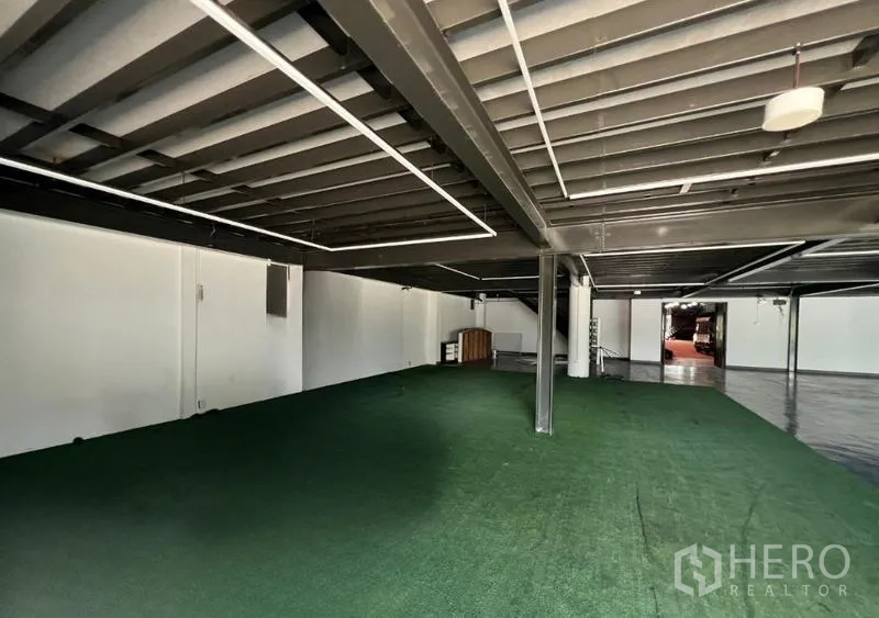 โชว์รูม ให้เช่าในMueang Samut Prakan, Samut Prakan - โซนชั้นลอยปูหญ้าเทียมใต้โครงเหล็ก