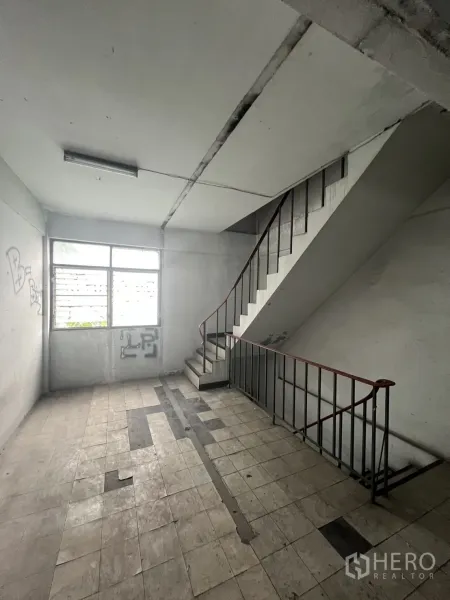 อาคารพาณิชย์ ให้เช่าในSuan Luang, Bangkok - บันไดคอนกรีตพร้อมราวเหล็กและหน้าต่างในอาคารพาณิชย์หลายชั้น