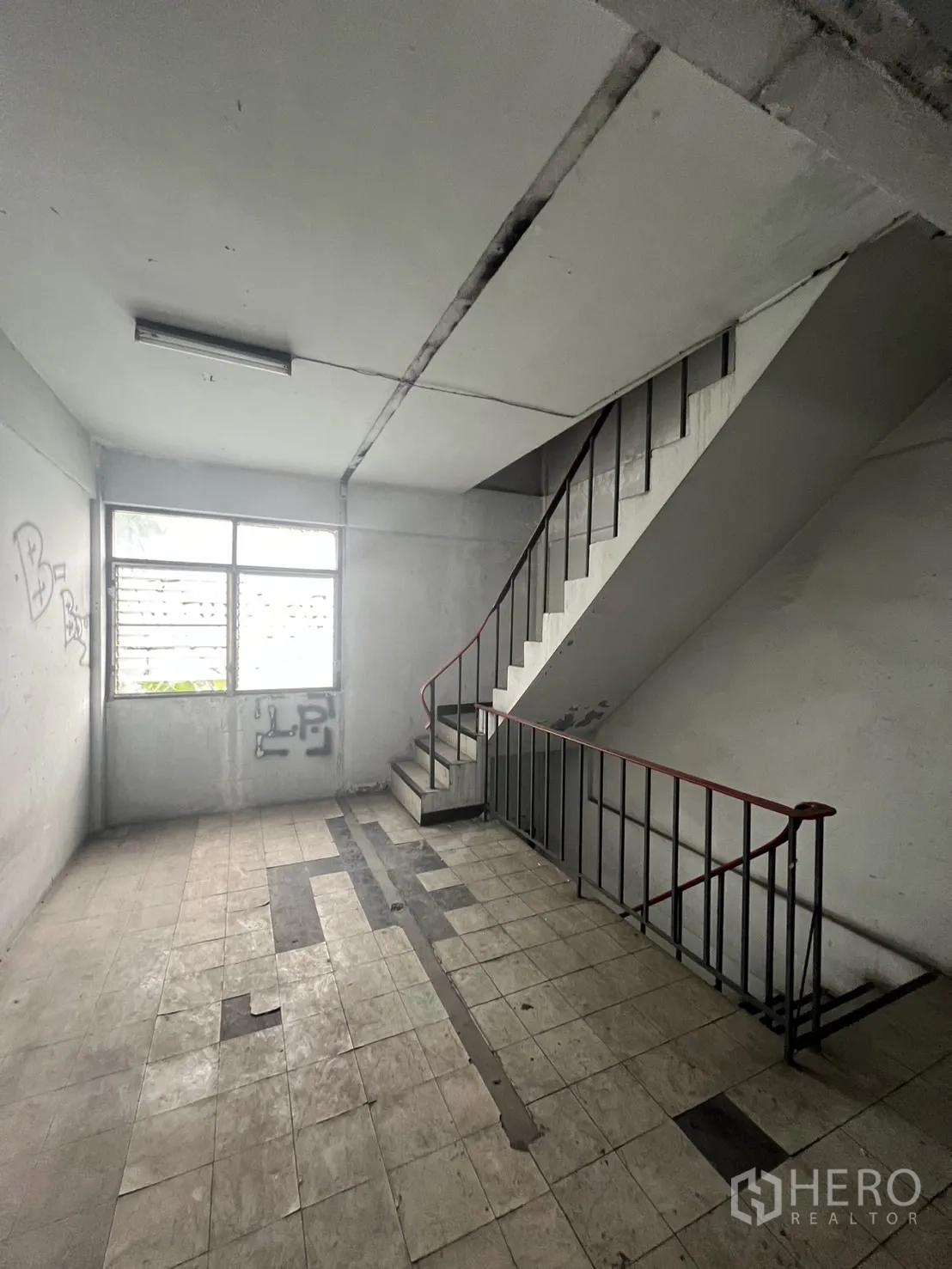 อาคารพาณิชย์ ให้เช่าในSuan Luang, Bangkok - บันไดคอนกรีตพร้อมราวเหล็กและหน้าต่างในอาคารพาณิชย์หลายชั้น