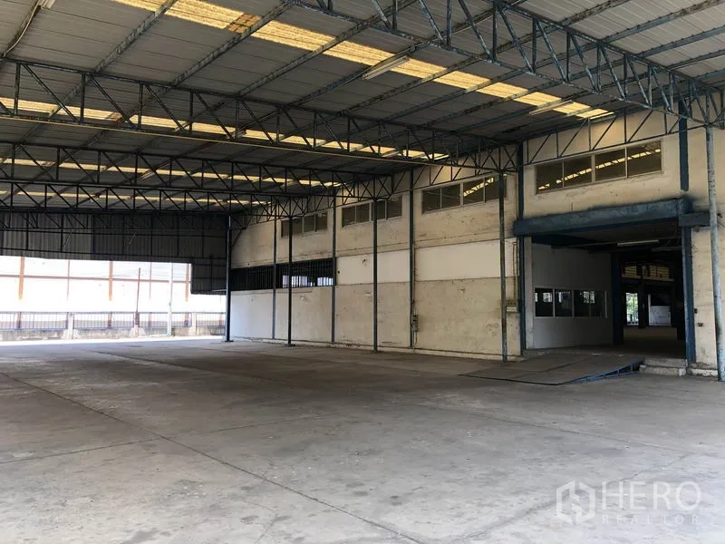 工厂 出租在Sai Noi, Nonthaburi - 覆盖式仓储区，开阔混凝土地面，车辆回转空间充足