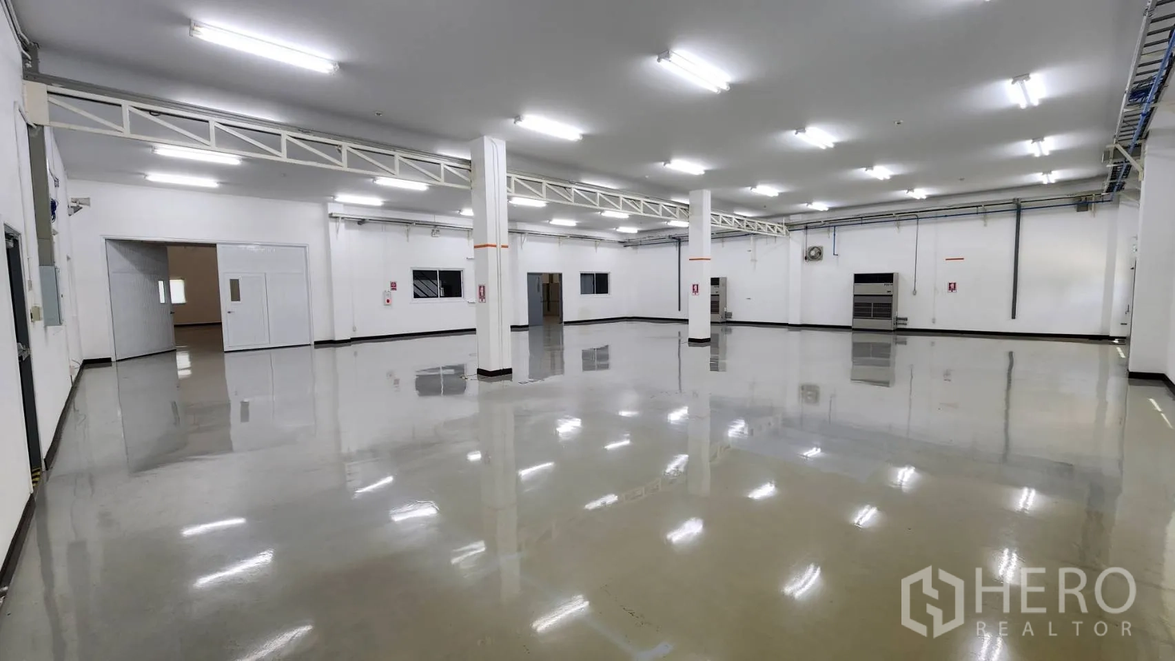 Factory for sale in Bang Bo, Samut Prakan - Floor-standing Daikin FCU air-conditioning units in production hall.