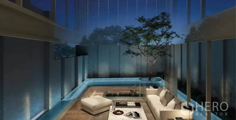 独立式住宅 出售在Lat Phrao, Bangkok - 下沉式庭院配沙发座、景观树与L形泳池。