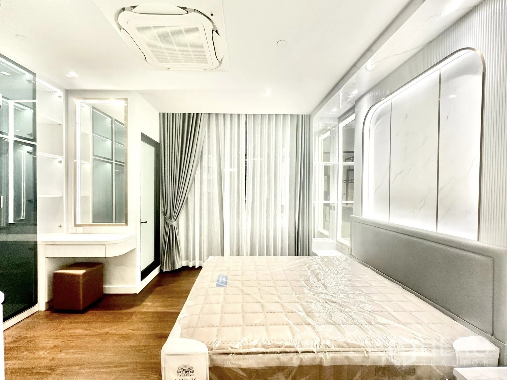 คอนโด for rent in Sathon, Bangkok - ห้องนอนสมัยใหม่มีหัวเตียงบุ ผ้าม่านสูงจรดเพดาน และพื้นไม้