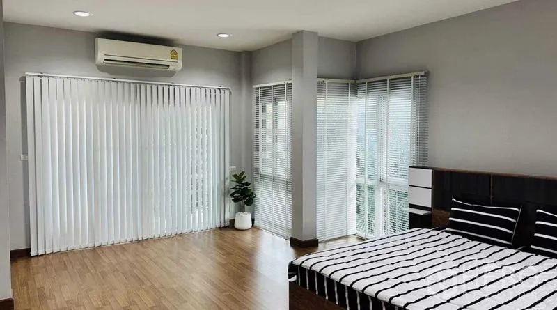 บ้าน ให้เช่าในLam Luk Ka, Pathum Thani - ห้องนอนใหญ่กว้าง มู่ลี่บานยาวและกระจกมุมรับแสง