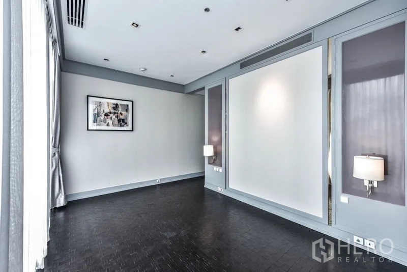 公寓 出租在Bang Rak, Bangkok - 卧室另一角度，展示大型装饰面板与柔和灯光。