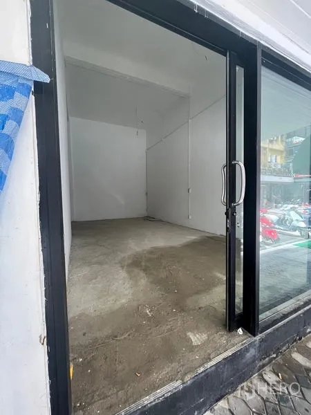 店屋 出租在Bang Rak, Bangkok - 临街玻璃店面入口，双开玻璃门