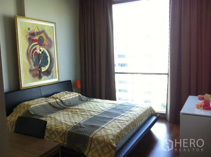 คอนโด ให้เช่าในWatthana, Bangkok - ห้องนอนใหญ่หน้าต่างบานใหญ่ ผ้าม่านทึบ เตียงคู่ และตู้ลิ้นชักเตี้ย