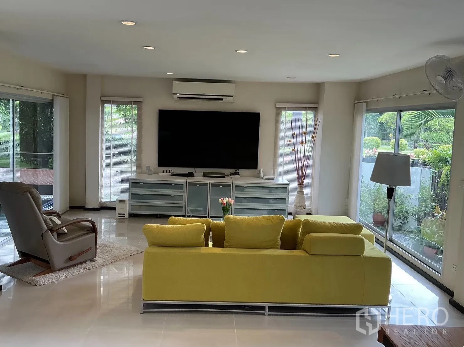 บ้านเดี่ยว for sale in Suan Luang, Bangkok - ห้องครอบครัวกว้าง โซฟามุมสีเหลือง ทีวี และหน้าต่างขนาดใหญ่