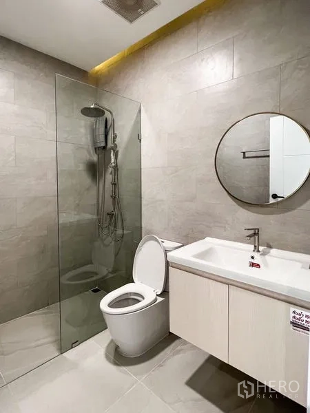 ทาวน์เฮาส์ ให้เช่าหรือขาย - ห้องน้ำโทนอ่อน กระจกกลม มุมอาบน้ำกระจก และตู้ล่างอ่างล้างหน้า