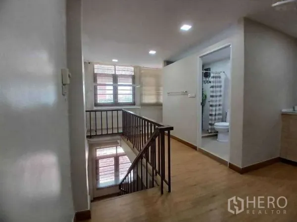 อาคารพาณิชย์ ให้เช่าในPhra Khanong, Bangkok - โถงบันไดชั้นบนรับแสงธรรมชาติ ติดห้องน้ำพร้อมฝักบัวและโถสุขภัณฑ์