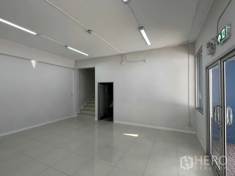 โรงงาน ให้เช่าในBang Phli, Samut Prakan - โถงชั้นล่างหรือห้องรับรอง พร้อมบันไดและประตูกระจกคู่