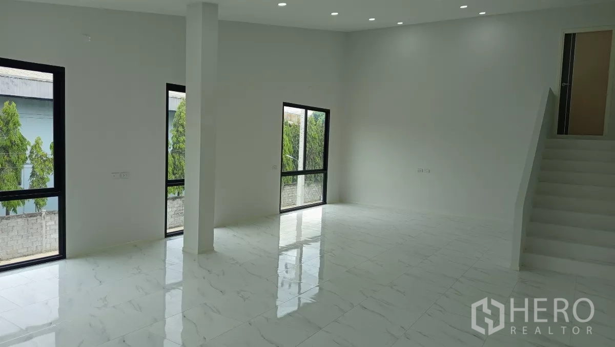 货栈 出租或出售在Lam Luk Ka, Pathum Thani - 开放式办公区，高窗与楼梯通往二层。