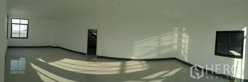 工厂 出租或出售在Sai Noi, Nonthaburi - 开放式办公室，瓷砖地面，多窗采光充沛。