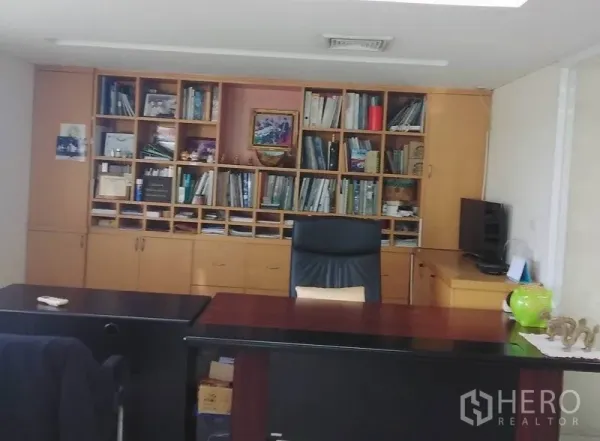 สำนักงานที่บ้าน ให้เช่าในMin Buri, Bangkok - ห้องทำงานผู้บริหารพร้อมโต๊ะขนาดใหญ่และตู้หนังสือไม้แบบเต็มผนัง