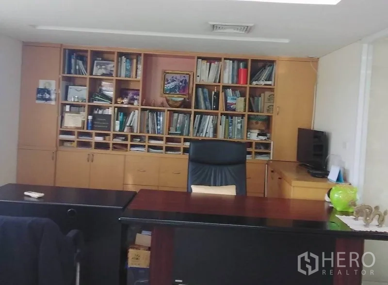 สำนักงานที่บ้าน ให้เช่าในMin Buri, Bangkok - ห้องทำงานผู้บริหารพร้อมโต๊ะขนาดใหญ่และตู้หนังสือไม้แบบเต็มผนัง