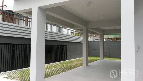 Townhouse for rent in Din Daeng, Bangkok - Covered carport with gated yard and small grass strip at the townhouse.