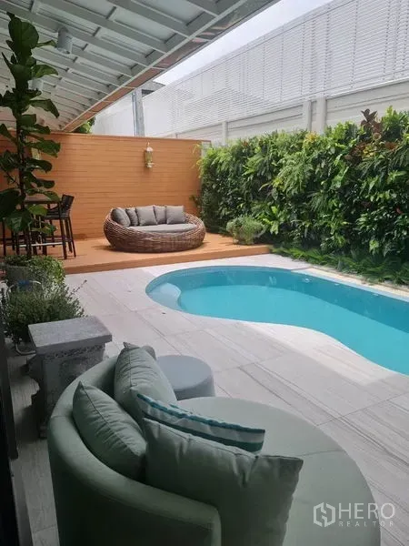 บ้าน ให้เช่าในPrawet, Bangkok - สระว่ายน้ำส่วนตัวขนาดกะทัดรัด เด็คพักผ่อน และสวนแนวตั้งเขียวชอุ่ม