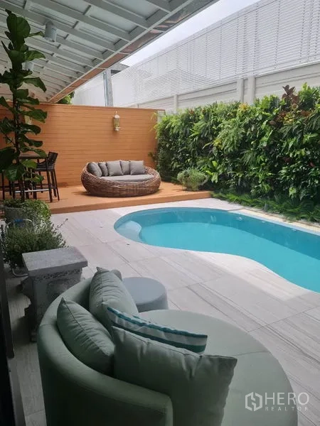 บ้าน ให้เช่าในPrawet, Bangkok - สระว่ายน้ำส่วนตัวขนาดกะทัดรัด เด็คพักผ่อน และสวนแนวตั้งเขียวชอุ่ม