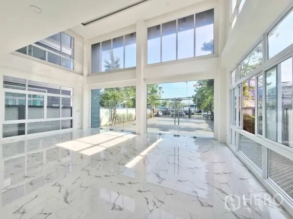 Office Space for sale in Bueng Kum, Bangkok - Bright double-height lobby with marble-look tiles and full glass entrance.