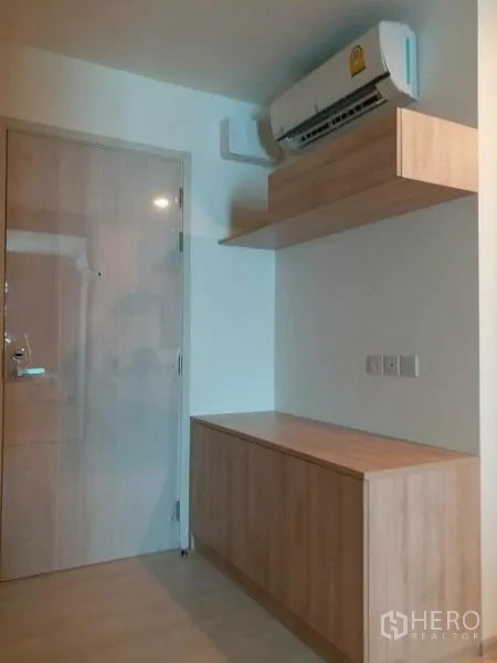 คอนโด ให้เช่าในDin Daeng, Bangkok - ทางเข้าพร้อมตู้บิวท์อินไม้และเครื่องปรับอากาศติดผนัง