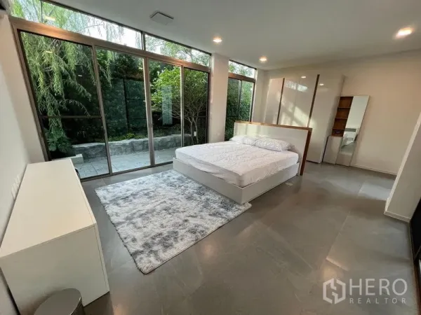 独立式住宅 出租 - 主卧全高落地玻璃，通向私密花园露台，视野开阔。