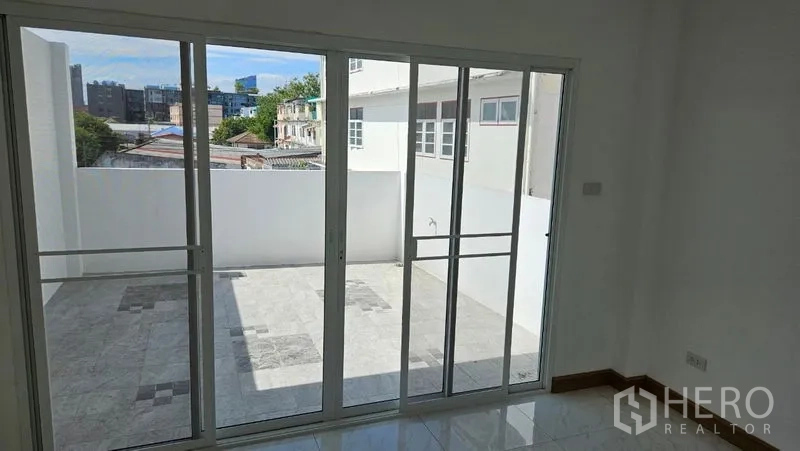 สำนักงานที่บ้าน ให้เช่าในBang Na, Bangkok - ห้องเชื่อมสู่ระเบียงเทอเรซกระเบื้องกว้างด้วยประตูกระจกบานเลื่อน มุมมองเมือง