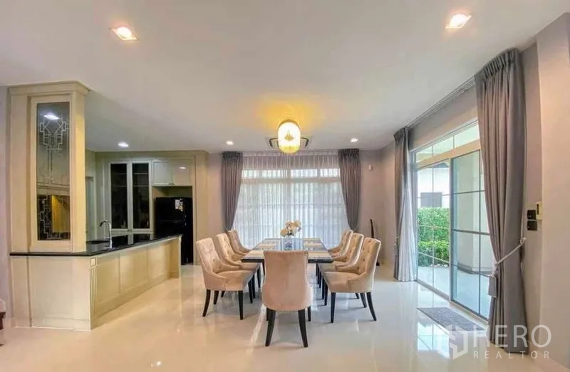 Detached House for rent in Bang Khen, Bangkok - Dining area for six beside an open kitchen and sliding glass doors to the garden.