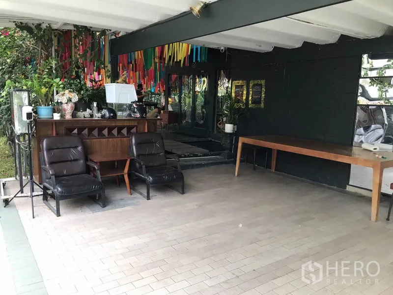 พื้นที่ขายปลีก ให้เช่าในWatthana, Bangkok - โถงทางเข้าใต้หลังคา มีมุมต้อนรับและพื้นกระเบื้อง