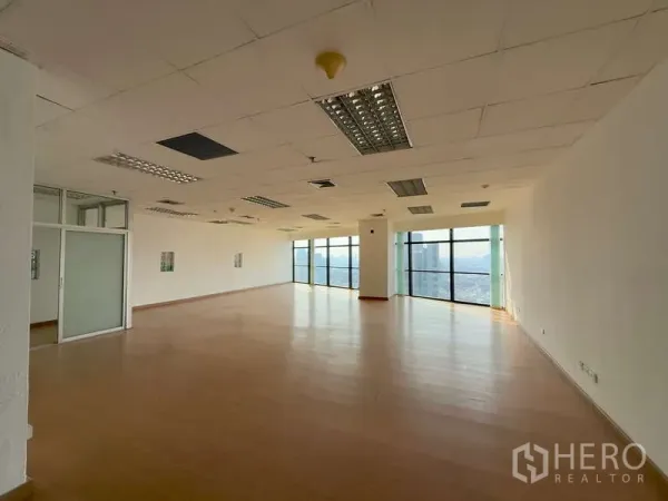 办公空间 出租在Chatuchak, Bangkok - 大面积办公楼层，两侧玻璃窗引入充足自然光。
