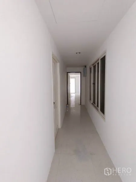 โรงงาน ให้เช่าในLam Luk Ka, Pathum Thani - โถงทางเดินภายในสว่าง มีประตูและหน้าต่างตลอดแนว พื้นกระเบื้อง