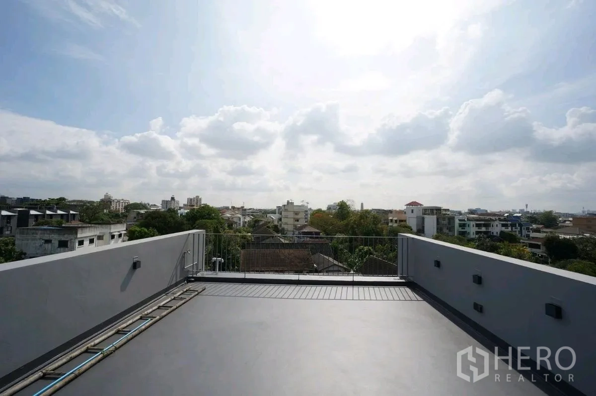 家庭办公室 for rent in Chatuchak, Bangkok - 屋顶露台俯瞰城市景观并设安全栏杆。