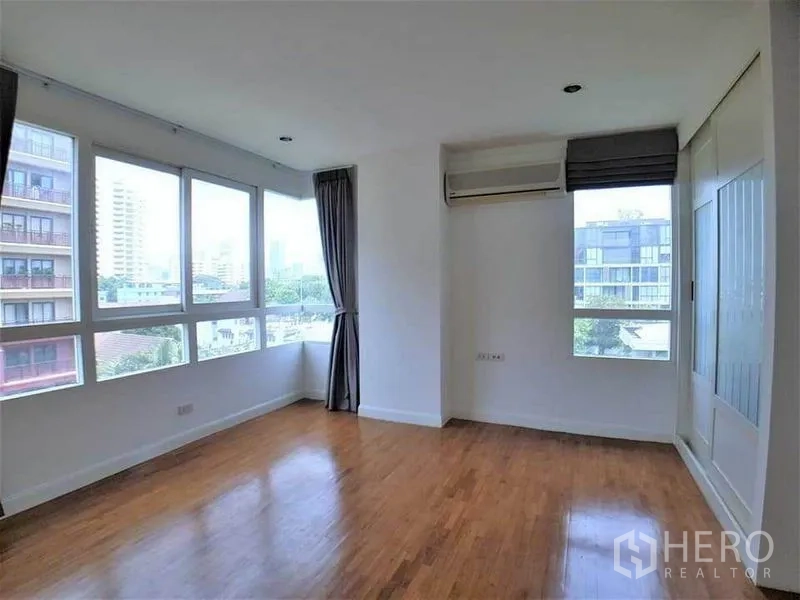 คอนโด ให้เช่าในSathon, Bangkok - ห้องหัวมุมมีหน้าต่างรอบด้าน มองเห็นวิวเมือง พื้นไม้ และตู้เสื้อผ้า
