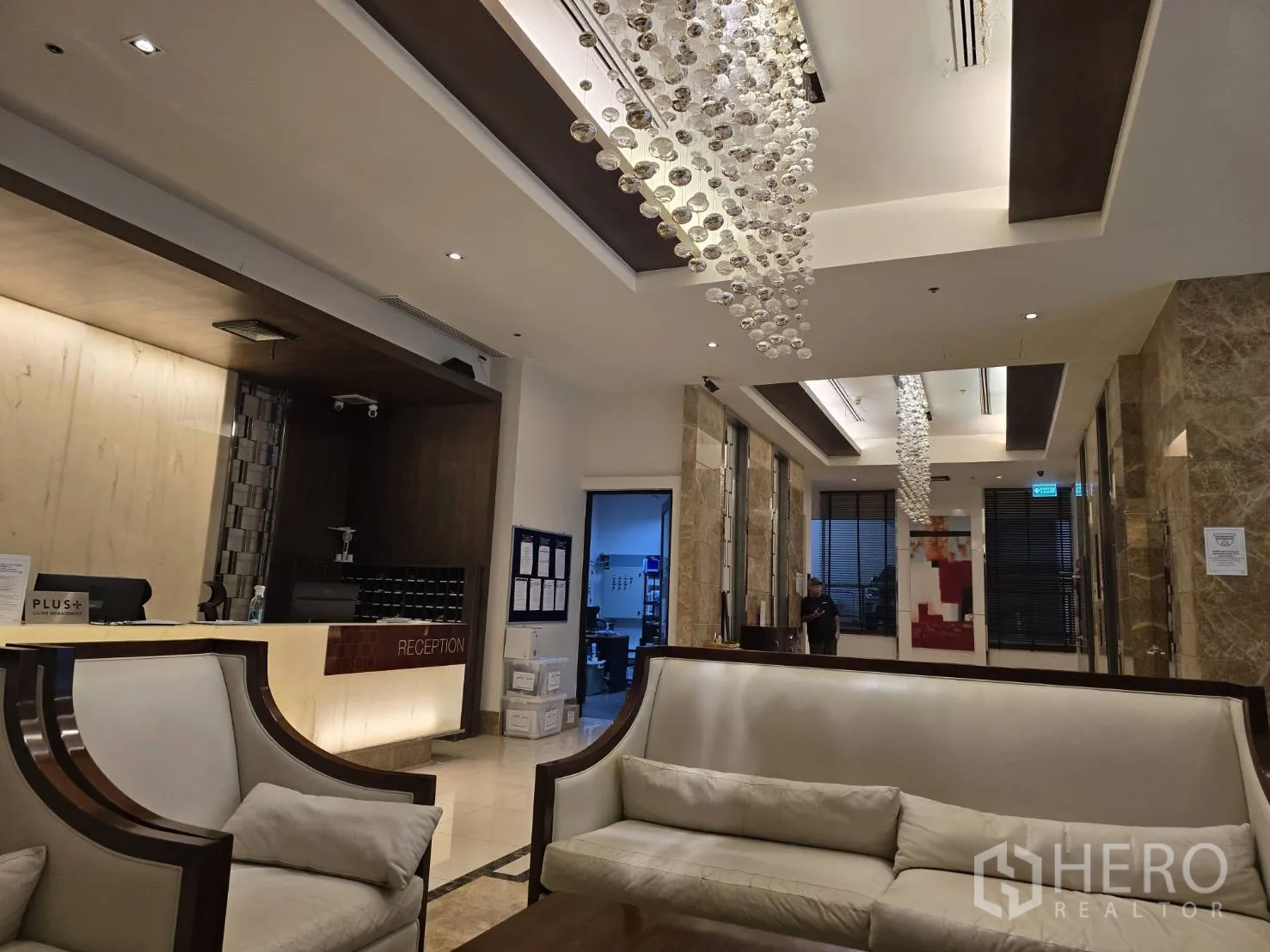 คอนโด for rent or sale in Watthana, Bangkok - สระว่ายน้ำสไตล์รีสอร์ทพร้อมศาลาและจากุซซี่ข้างสระ.
