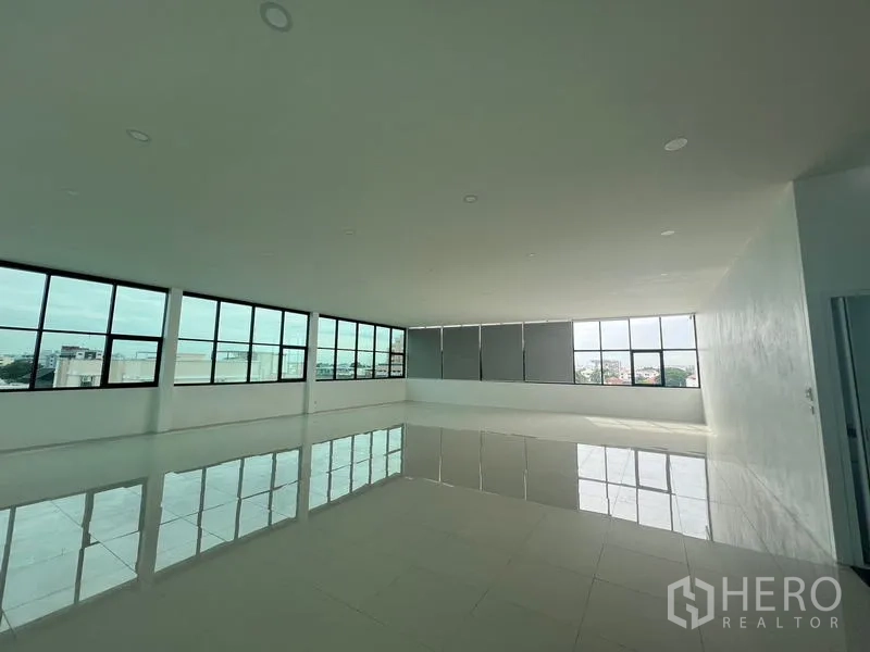 Office Space for rent or sale in Wang Thonglang, Bangkok - Large office floor with window blinds and glossy tile flooring.