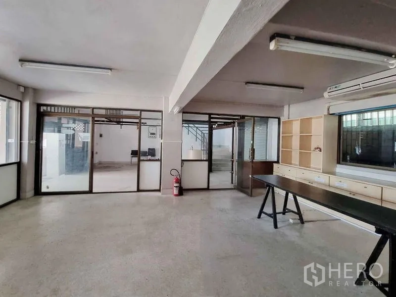 办公空间 出租在Din Daeng, Bangkok - 开放式办公区，推拉玻璃隔间、置物架与空调设备。