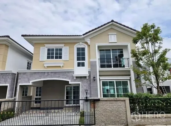 独立式住宅 出租 - 房屋正立面，配围栏与小花园。