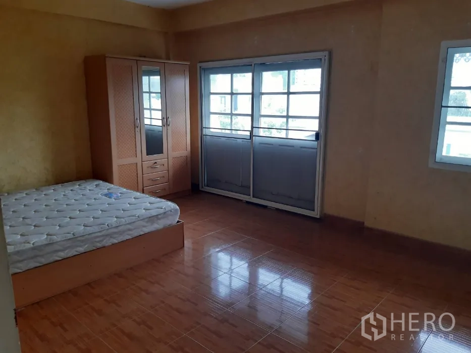 ทาวน์เฮาส์ ให้เช่าในKhlong Toei, Bangkok - ห้องนอนมีหน้าต่างบานใหญ่และประตูกระจกสไลด์ออกระเบียง พื้นกระเบื้อง