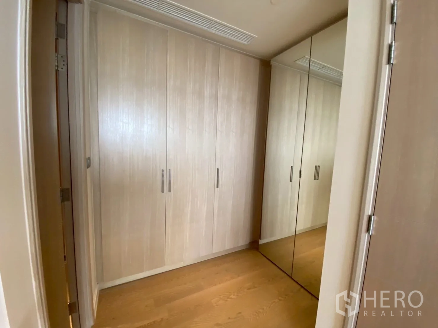 คอนโด ให้เช่าในKhlong San, Bangkok - โถงตู้เสื้อผ้าแบบวอล์กอิน ตู้เต็มความสูงและบานกระจก