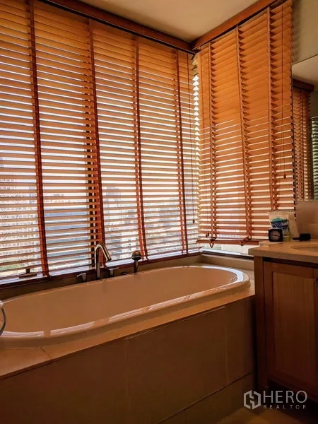 คอนโด ให้เช่า - ห้องน้ำพร้อมอ่างอาบน้ำติดหน้าต่างมุมกับมู่ลี่ไม้