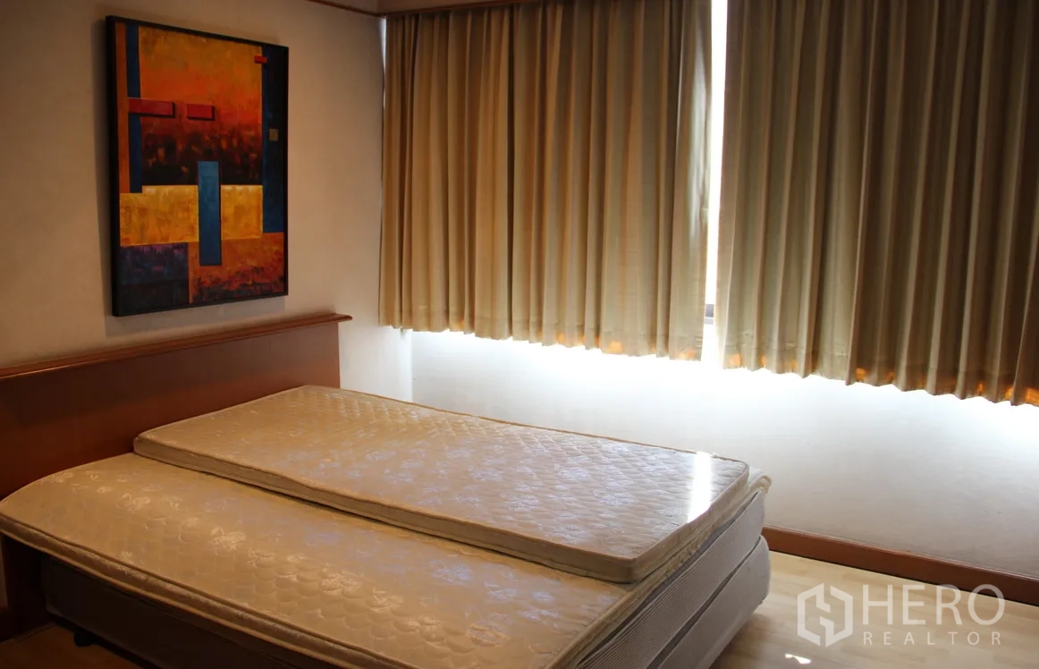 คอนโด ให้เช่าในKhlong Toei, Bangkok - ห้องนอนที่สอง พร้อมที่นอน หน้าต่างบานใหญ่ติดผ้าม่าน และพื้นไม้โทนอุ่น