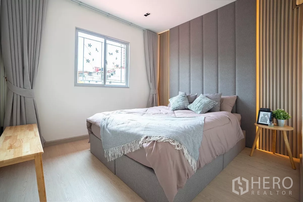 บ้าน ให้เช่าในHuai Khwang, Bangkok - มุมมองอีกด้านของห้องนอน เตียงใหญ่และผนังตกแต่ง