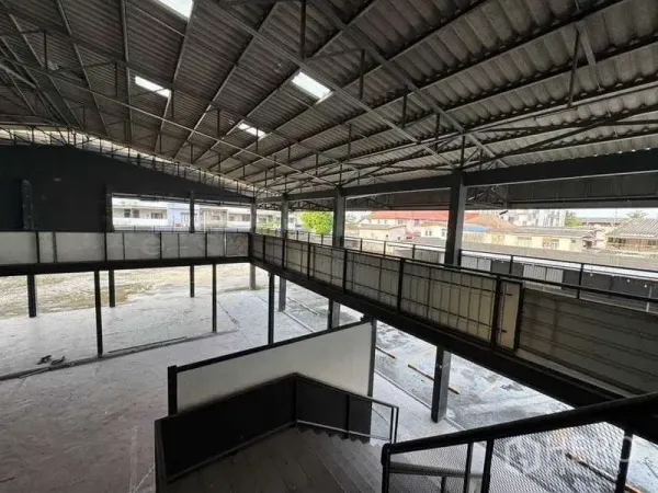 คลังสินค้า ให้เช่าในPhra Khanong, Bangkok - มุมมองจากชั้นลอย เห็นเพดานสูง ช่องรับแสงสกายไลต์ และพื้นที่โกดังโล่งกว้าง