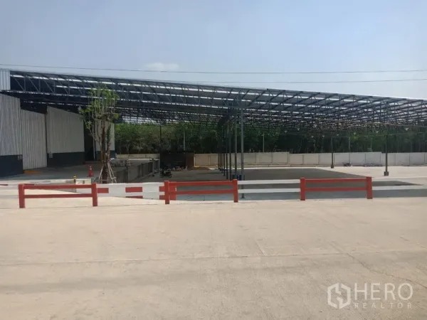 คลังสินค้า ให้เช่าในPluak Daeng, Rayong - พื้นที่โหลดสินค้าหลังคาเหล็กโปร่ง พร้อมลานว่างข้างโกดัง