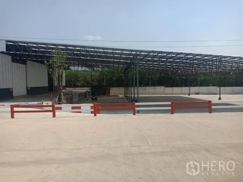 คลังสินค้า ให้เช่าในPluak Daeng, Rayong - พื้นที่โหลดสินค้าหลังคาเหล็กโปร่ง พร้อมลานว่างข้างโกดัง