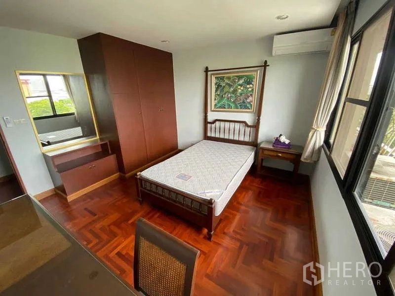 公寓 出租在Sathon, Bangkok - 温馨卧室，单人床、衣柜与梳妆角。