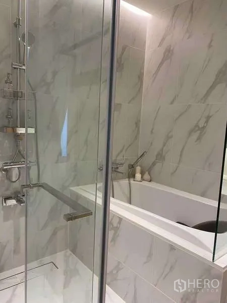 公寓 出租在Watthana, Bangkok - 大理石风格浴室，玻璃淋浴间与独立浴缸