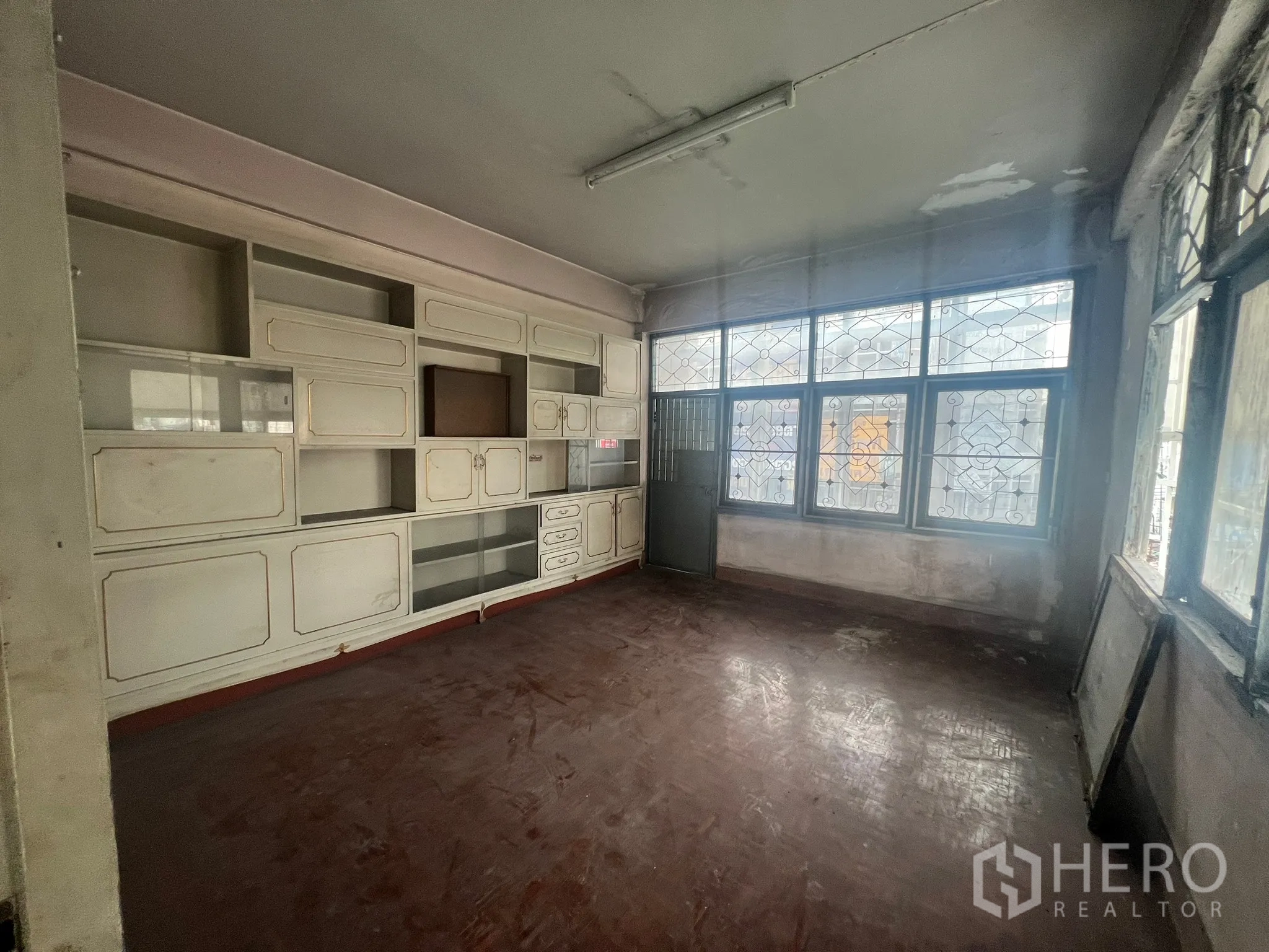 店屋 出租在Watthana, Bangkok - 楼上房间带复古嵌入式柜体与花格窗。