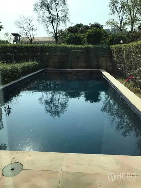 บ้าน ขายในWang Thonglang, Bangkok - สระว่ายน้ำส่วนตัวทรงสี่เหลี่ยม ล้อมด้วยแนวไม้พุ่ม