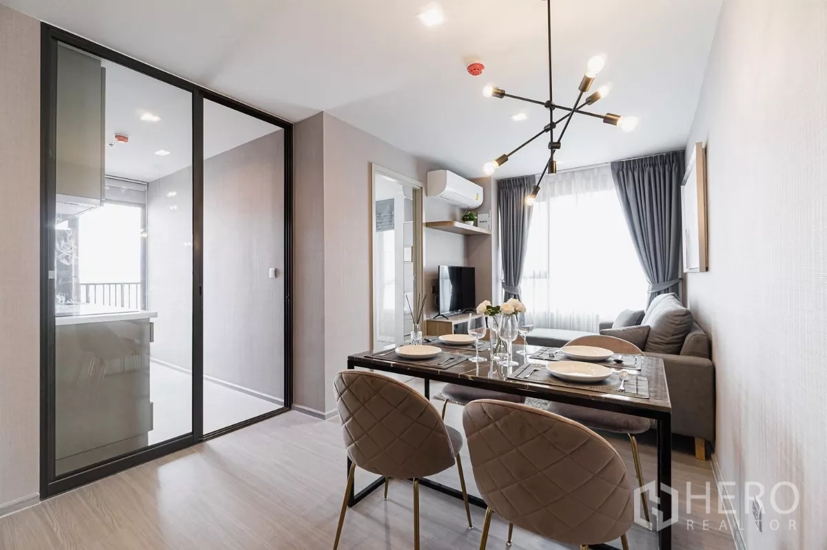 คอนโด ให้เช่าในChatuchak, Bangkok - โซนทานอาหารจัดเซ็ตคู่กับพื้นที่นั่งเล่น และประตูบานเลื่อนเข้าครัว