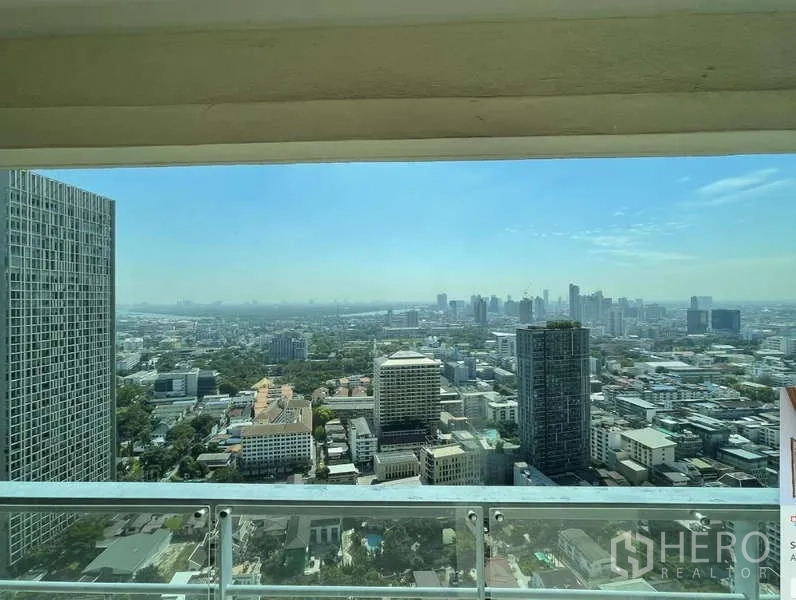 คอนโด ให้เช่า - วิวระเบียงชั้นสูง มองเห็นสกายไลน์กรุงเทพฯ กว้างไกลเหนือย่านสาทร